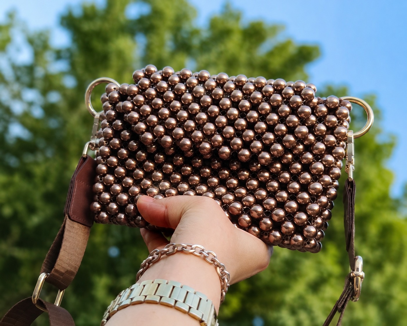 Cartera Bronce de cuentas metálicas con tira de nylon y herrajes dorados